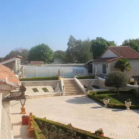 Charentaise Avec Piscine Privee * Chazelles (Charente)