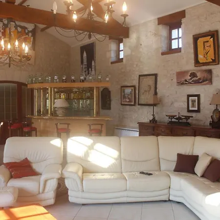 Charentaise Avec Piscine Privée Chazelles (Charente)